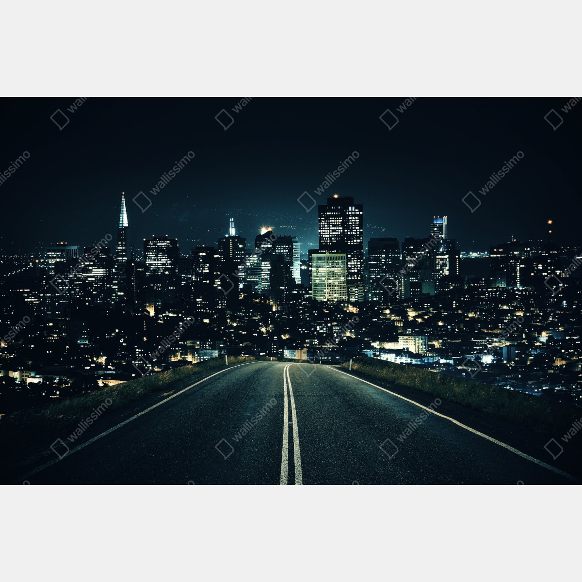 Plakat droga prowadząca do oświetlonej panoramy miasta nocą – Wallissimo® Plakat droga prowadząca do oświetlonej panoramy miasta nocą – Wallissimo®