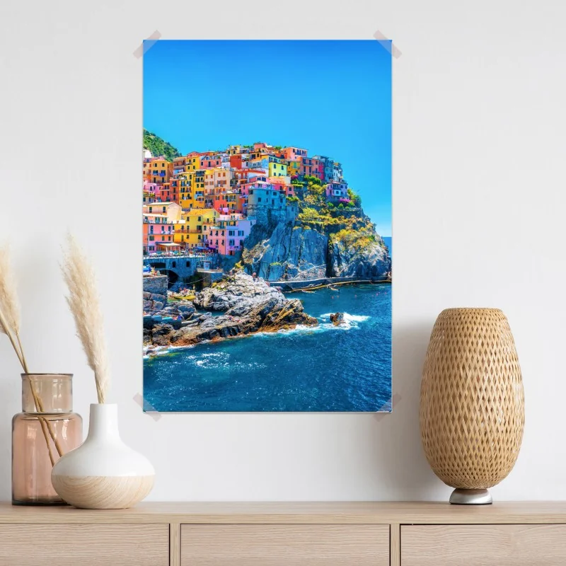 Plakat kolorowa wioska na klifie nad morzem