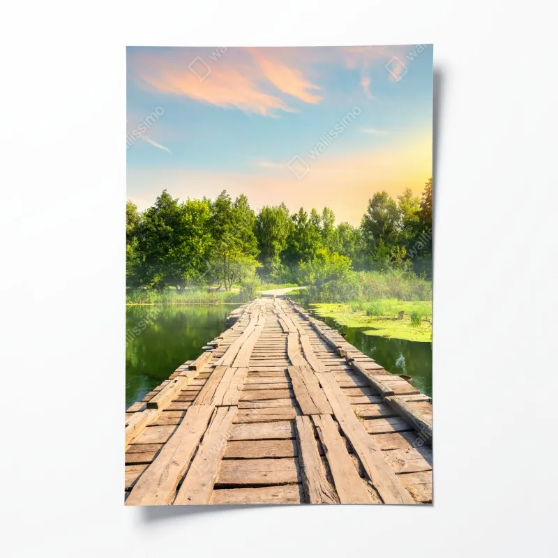 Plakat słoneczny drewniany most nad spokojnym jeziorem