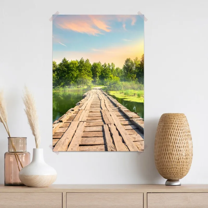 Plakat słoneczny drewniany most nad spokojnym jeziorem – Wallissimo® Plakat słoneczny drewniany most nad spokojnym jeziorem – Wallissimo®