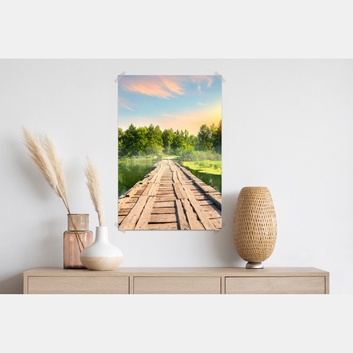 Plakat słoneczny drewniany most nad spokojnym jeziorem – Wallissimo® Plakat słoneczny drewniany most nad spokojnym jeziorem – Wallissimo®