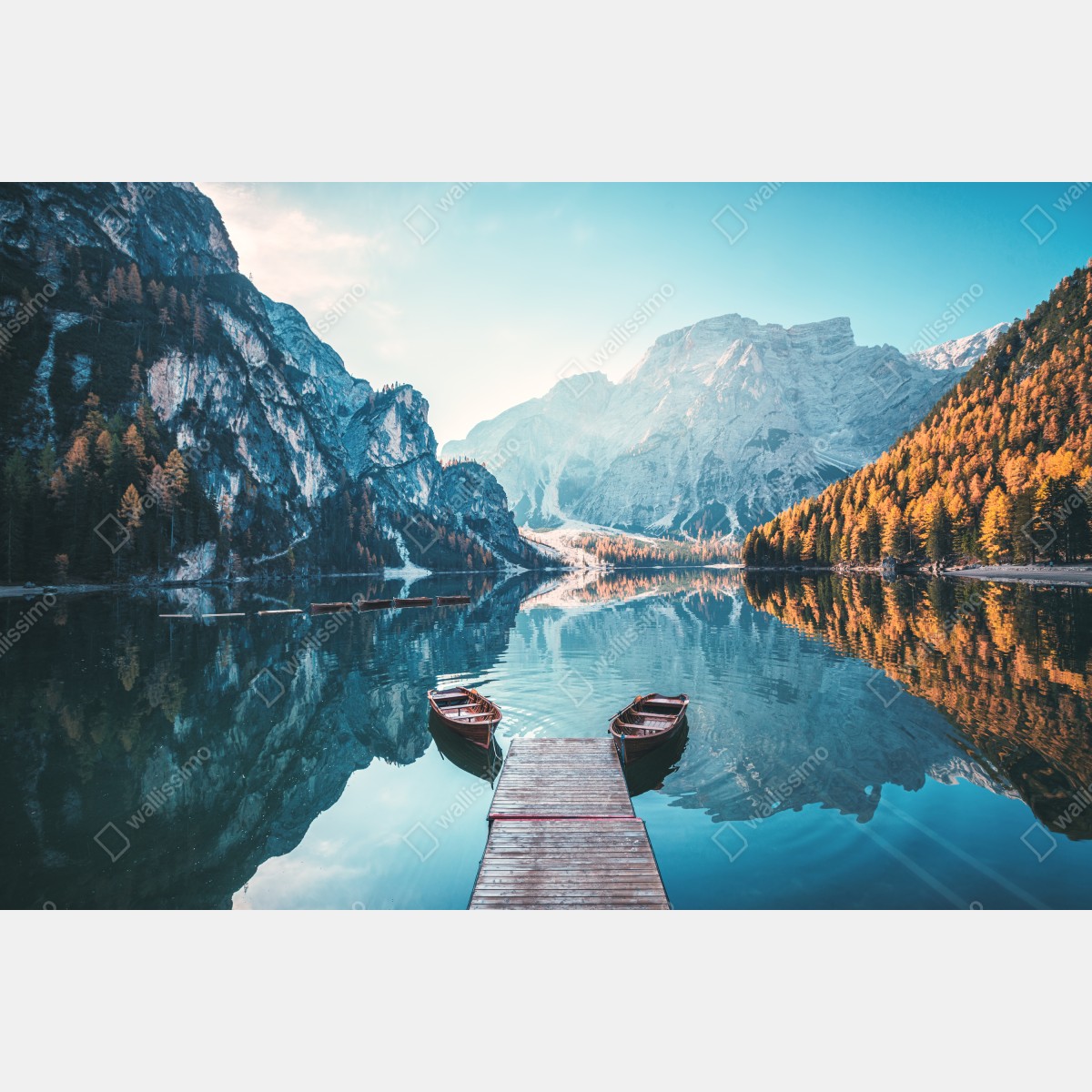 Plakat spokojny poranek nad jeziorem Braies, Dolomity – Wallissimo® Plakat spokojny poranek nad jeziorem Braies, Dolomity – Wallissimo®