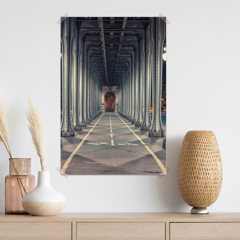 Plakat symetryczny korytarz stalowego mostu nocą