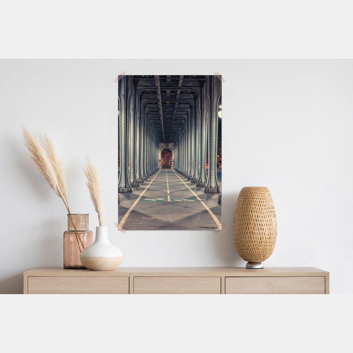 Plakat symetryczny korytarz stalowego mostu nocą – Wallissimo® Plakat symetryczny korytarz stalowego mostu nocą – Wallissimo®