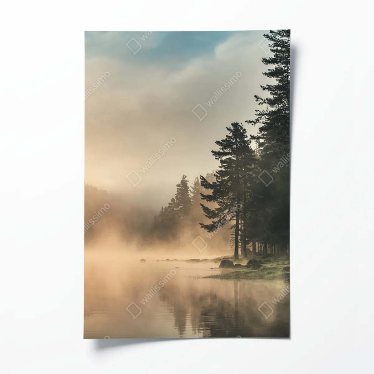 Plakat mglisty wschód słońca nad leśnym jeziorem – Wallissimo® Plakat mglisty wschód słońca nad leśnym jeziorem – Wallissimo®