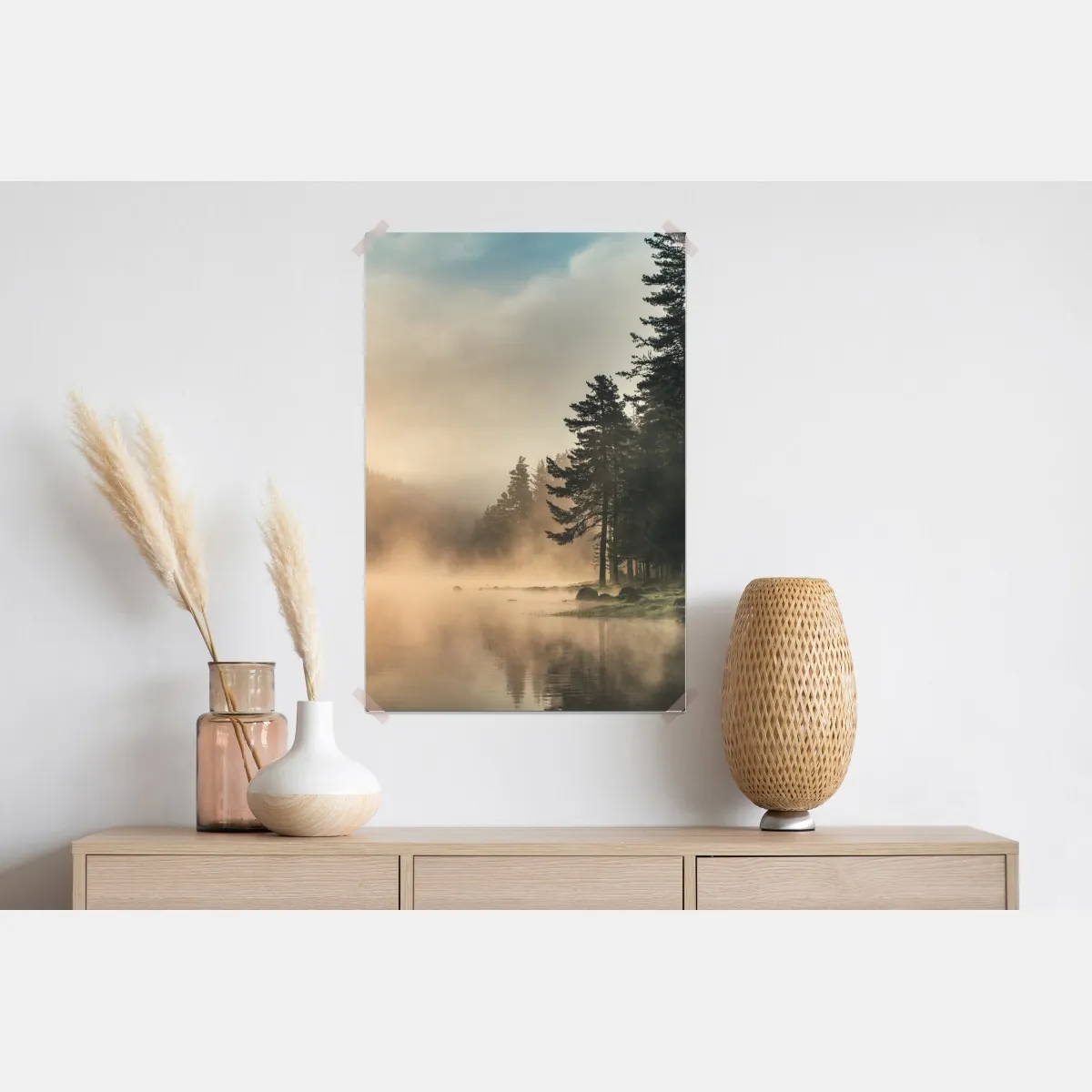 Plakat mglisty wschód słońca nad leśnym jeziorem – Wallissimo® Plakat mglisty wschód słońca nad leśnym jeziorem – Wallissimo®