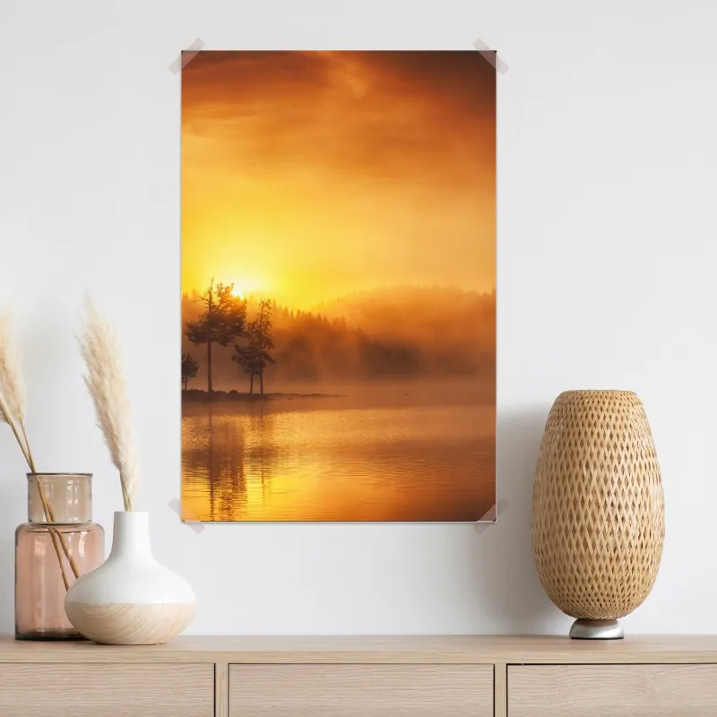 Plakat złoty wschód słońca nad mglistym jeziorem – Wallissimo® Plakat złoty wschód słońca nad mglistym jeziorem – Wallissimo®