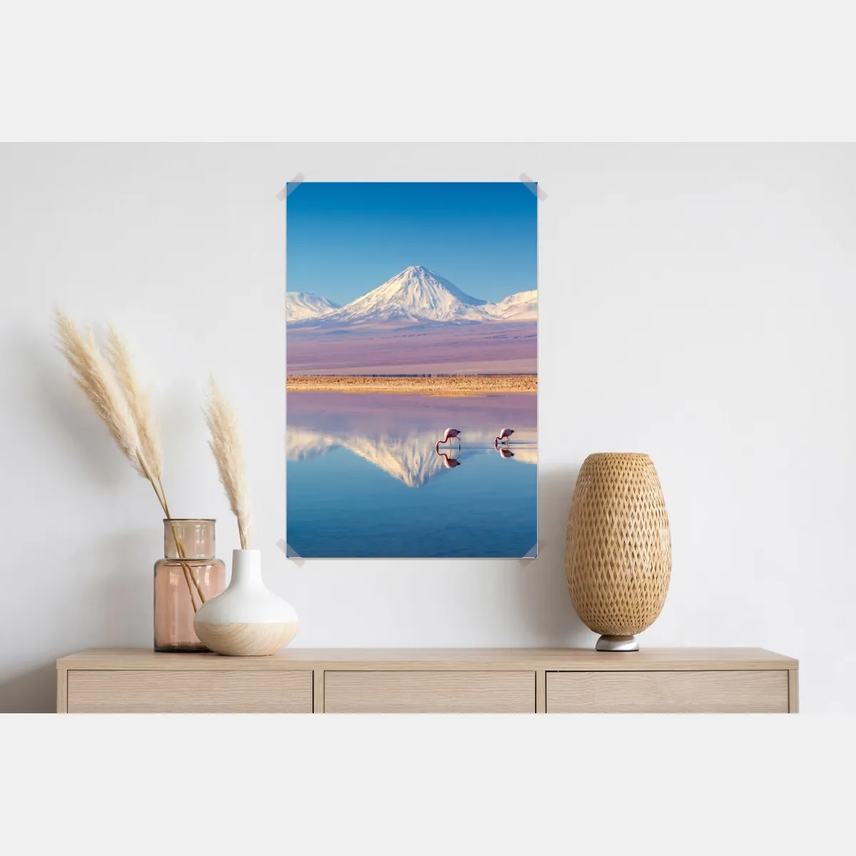 Plakat Laguna Chaxa z flamingami i Licancabur – Wallissimo® Plakat Laguna Chaxa z flamingami i Licancabur – Wallissimo®