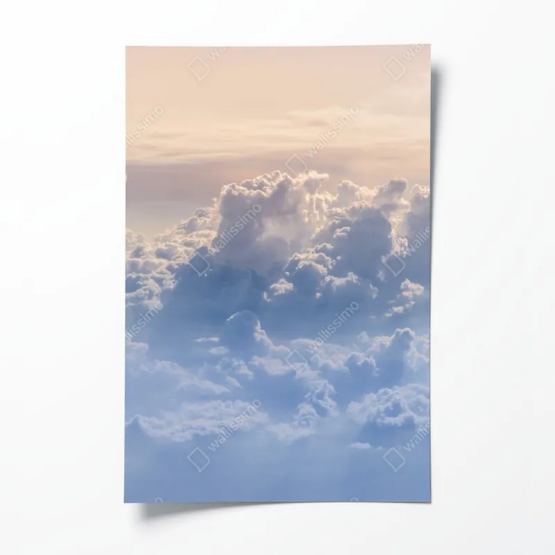 Plakat delikatne chmury nad błękitnym niebem