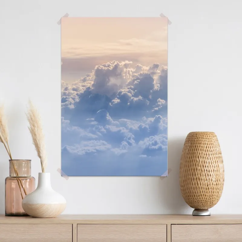 Plakat delikatne chmury nad błękitnym niebem