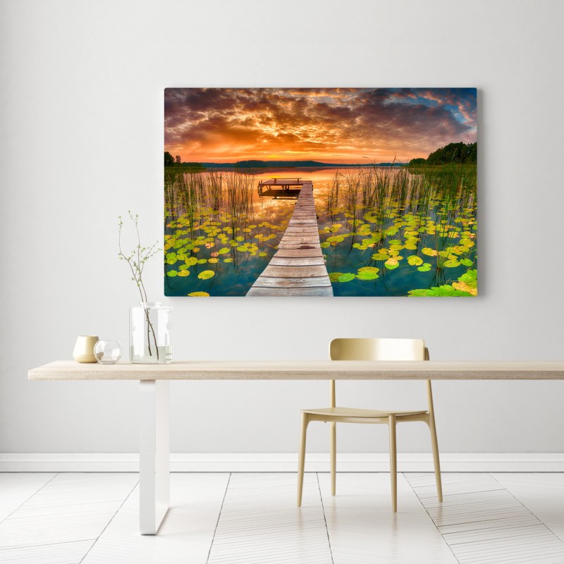 Obraz na płótnie wschód słońca nad spokojnym jeziorem z drewnianym pomostem – Wallissimo® Obraz na płótnie wschód słońca nad spokojnym jeziorem z drewnianym pomostem – Wallissimo®