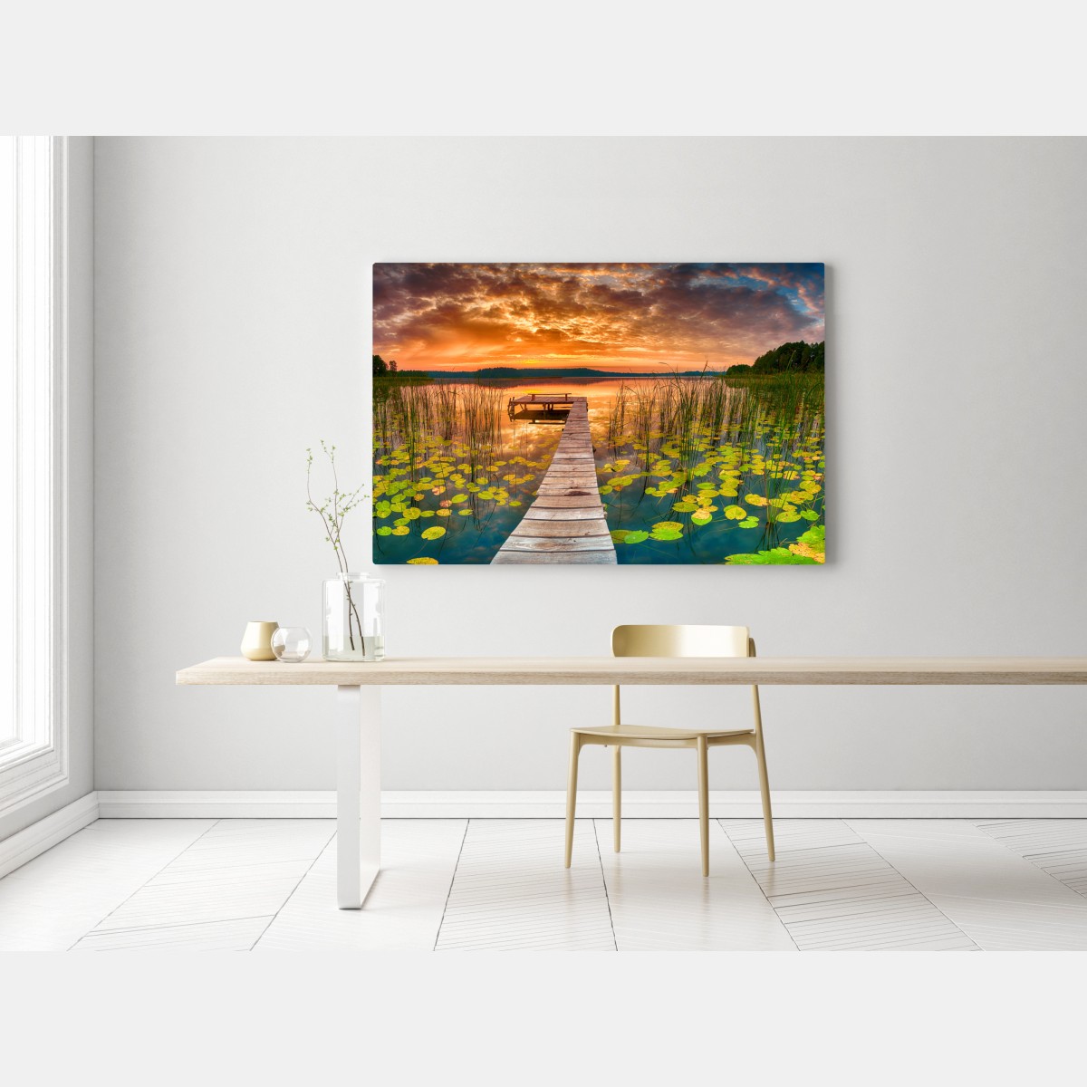 Obraz na płótnie wschód słońca nad spokojnym jeziorem z drewnianym pomostem – Wallissimo® Obraz na płótnie wschód słońca nad spokojnym jeziorem z drewnianym pomostem – Wallissimo®
