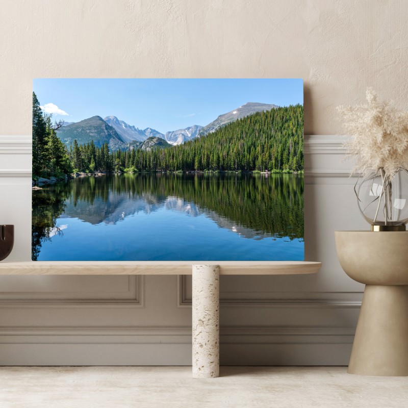 Obraz na płótnie górskie jezioro z odbiciem lasu i szczytów – Wallissimo® Obraz na płótnie górskie jezioro z odbiciem lasu i szczytów – Wallissimo®