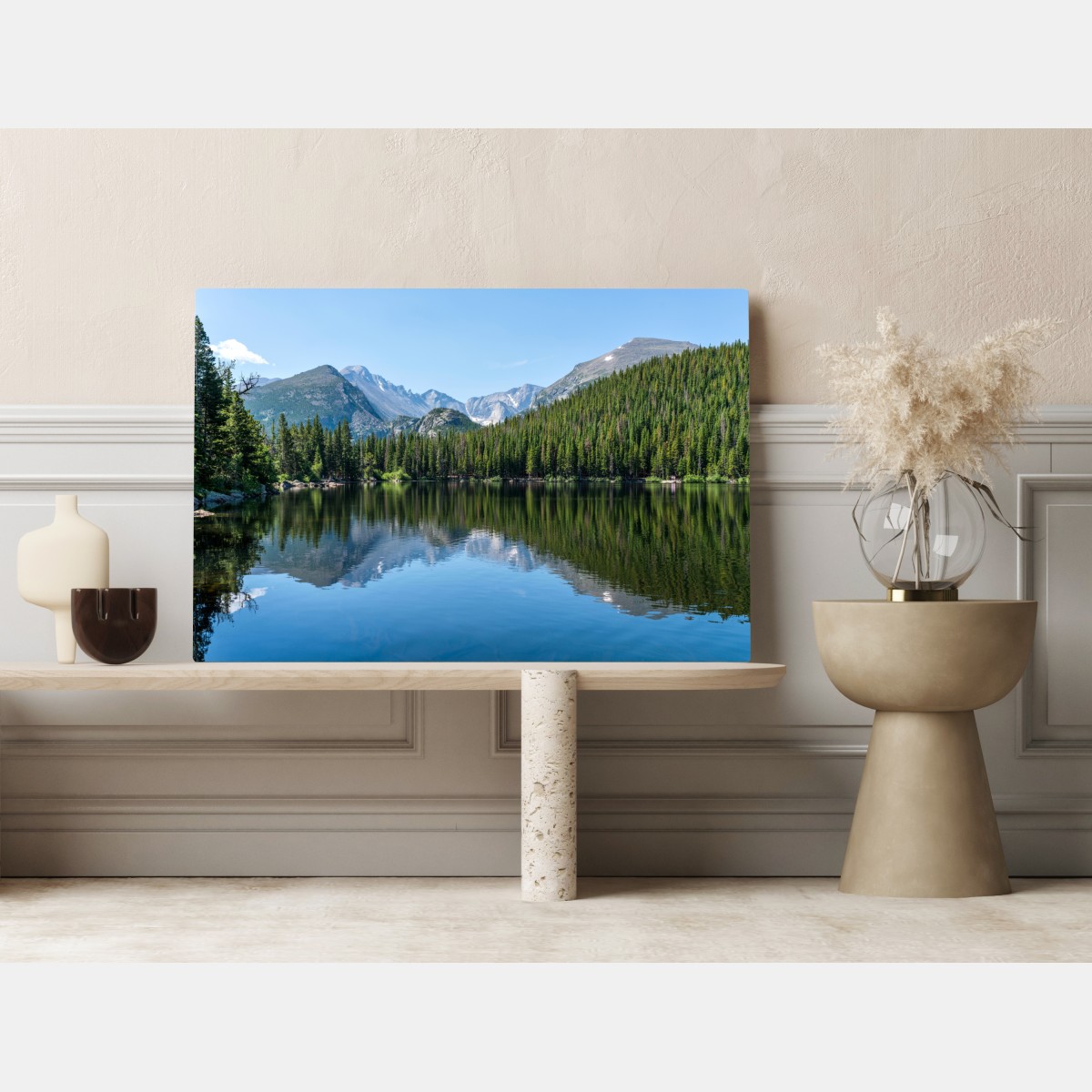 Obraz na płótnie górskie jezioro z odbiciem lasu i szczytów – Wallissimo® Obraz na płótnie górskie jezioro z odbiciem lasu i szczytów – Wallissimo®