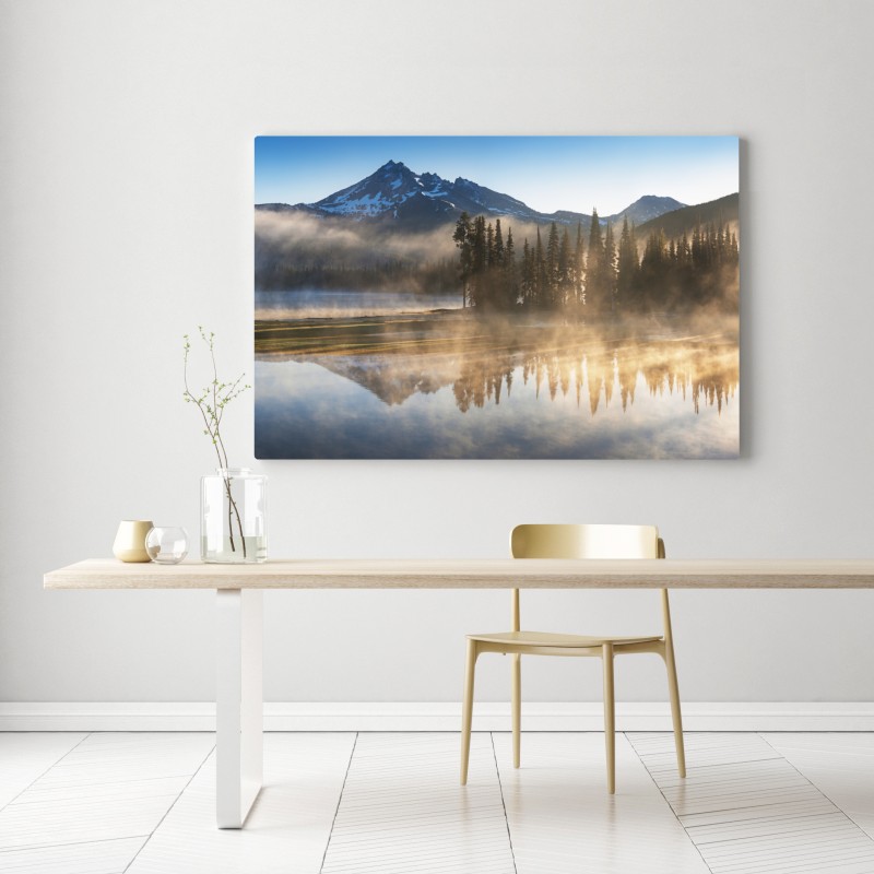 Obraz na płótnie mglista góra odbita w jeziorze o świcie – Wallissimo® Obraz na płótnie mglista góra odbita w jeziorze o świcie – Wallissimo®