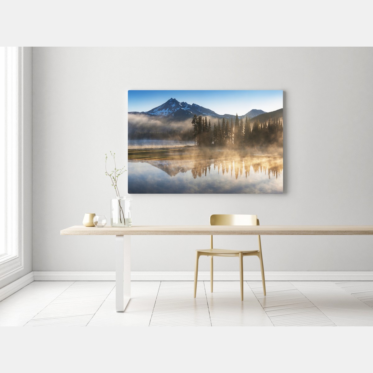Obraz na płótnie mglista góra odbita w jeziorze o świcie – Wallissimo® Obraz na płótnie mglista góra odbita w jeziorze o świcie – Wallissimo®