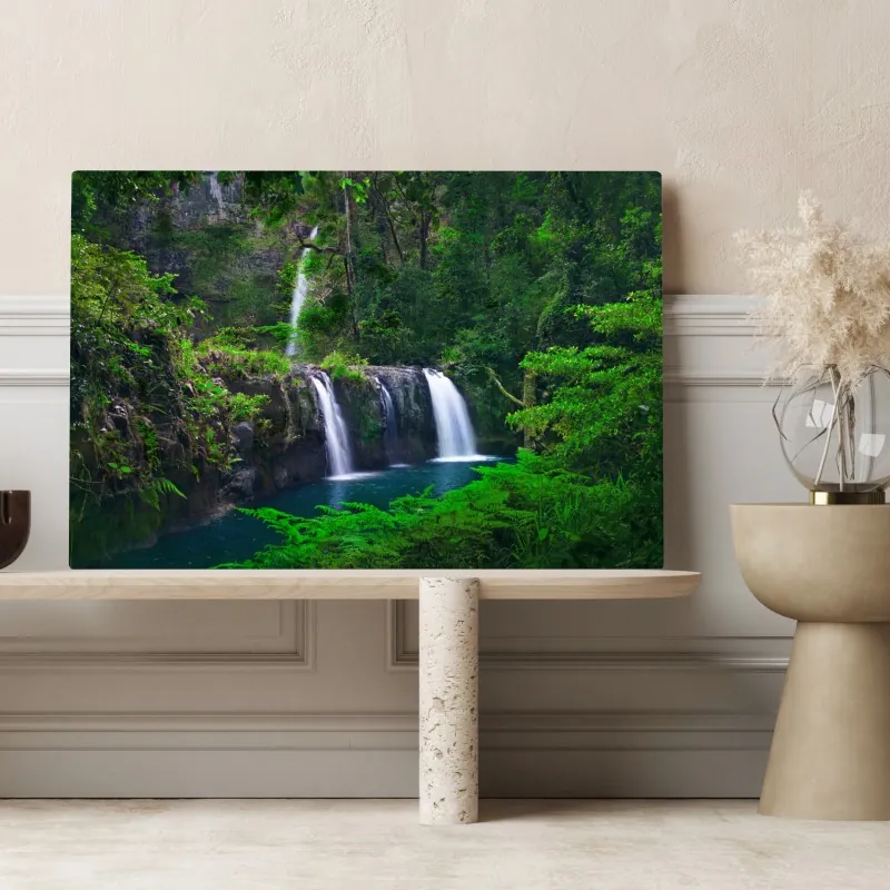 Obraz na płótnie uspokajający wodospad w szmaragdowym lesie – Wallissimo® Obraz na płótnie uspokajający wodospad w szmaragdowym lesie – Wallissimo®