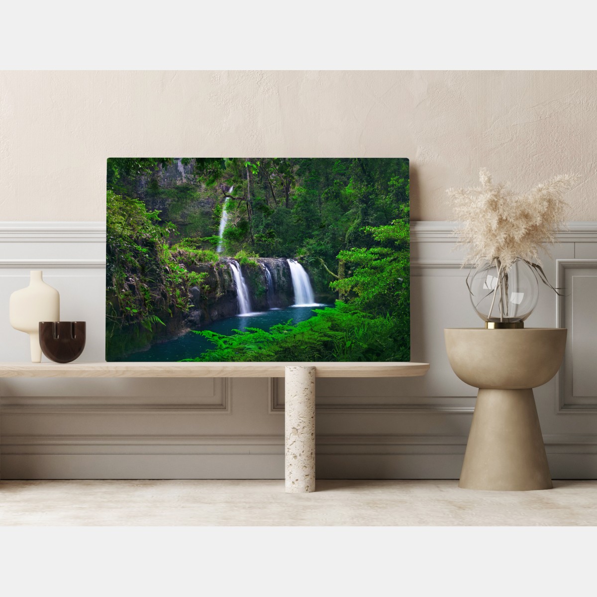 Obraz na płótnie uspokajający wodospad w szmaragdowym lesie – Wallissimo® Obraz na płótnie uspokajający wodospad w szmaragdowym lesie – Wallissimo®
