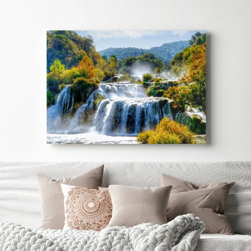 Obraz na płótnie kaskadowy wodospad w bujnym lesie – Wallissimo® Obraz na płótnie kaskadowy wodospad w bujnym lesie – Wallissimo®