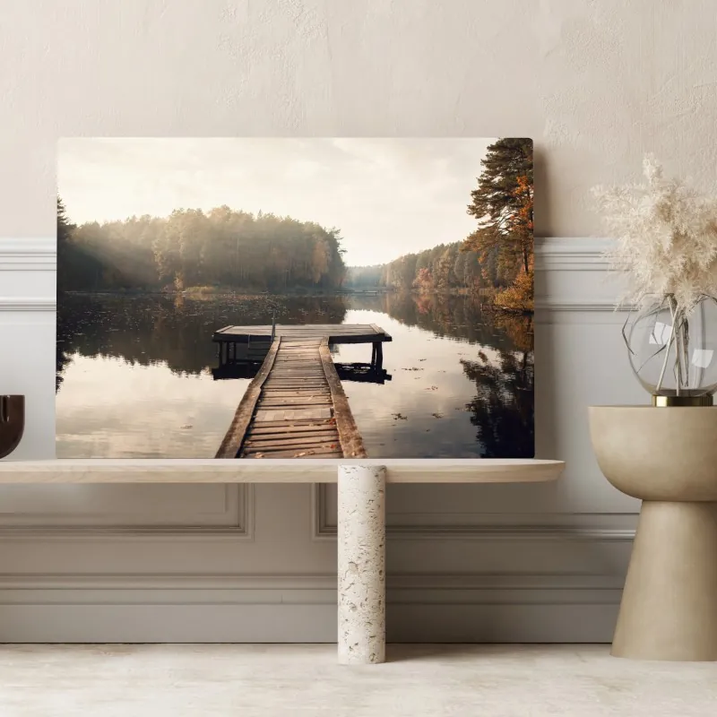 Obraz na płótnie jesienne przedpołudnie nad jeziorem z pomostem – Wallissimo® Obraz na płótnie jesienne przedpołudnie nad jeziorem z pomostem – Wallissimo®