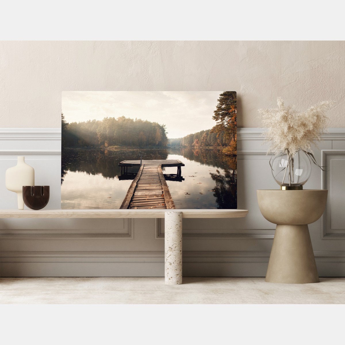 Obraz na płótnie jesienne przedpołudnie nad jeziorem z pomostem – Wallissimo® Obraz na płótnie jesienne przedpołudnie nad jeziorem z pomostem – Wallissimo®