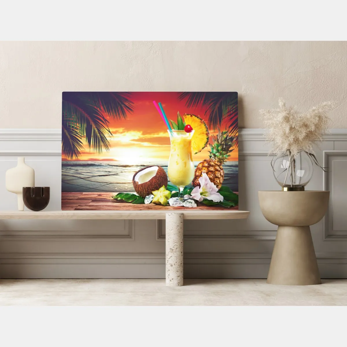 Obraz na płótnie tropikalny zachód słońca na plaży z koktajlem – Wallissimo® Obraz na płótnie tropikalny zachód słońca na plaży z koktajlem – Wallissimo®