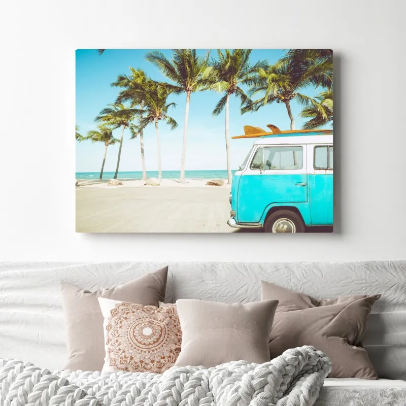 Obraz na płótnie stary furgon z deską surfingową na tropikalnej plaży – Wallissimo® Obraz na płótnie stary furgon z deską surfingową na tropikalnej plaży – Wallissimo®