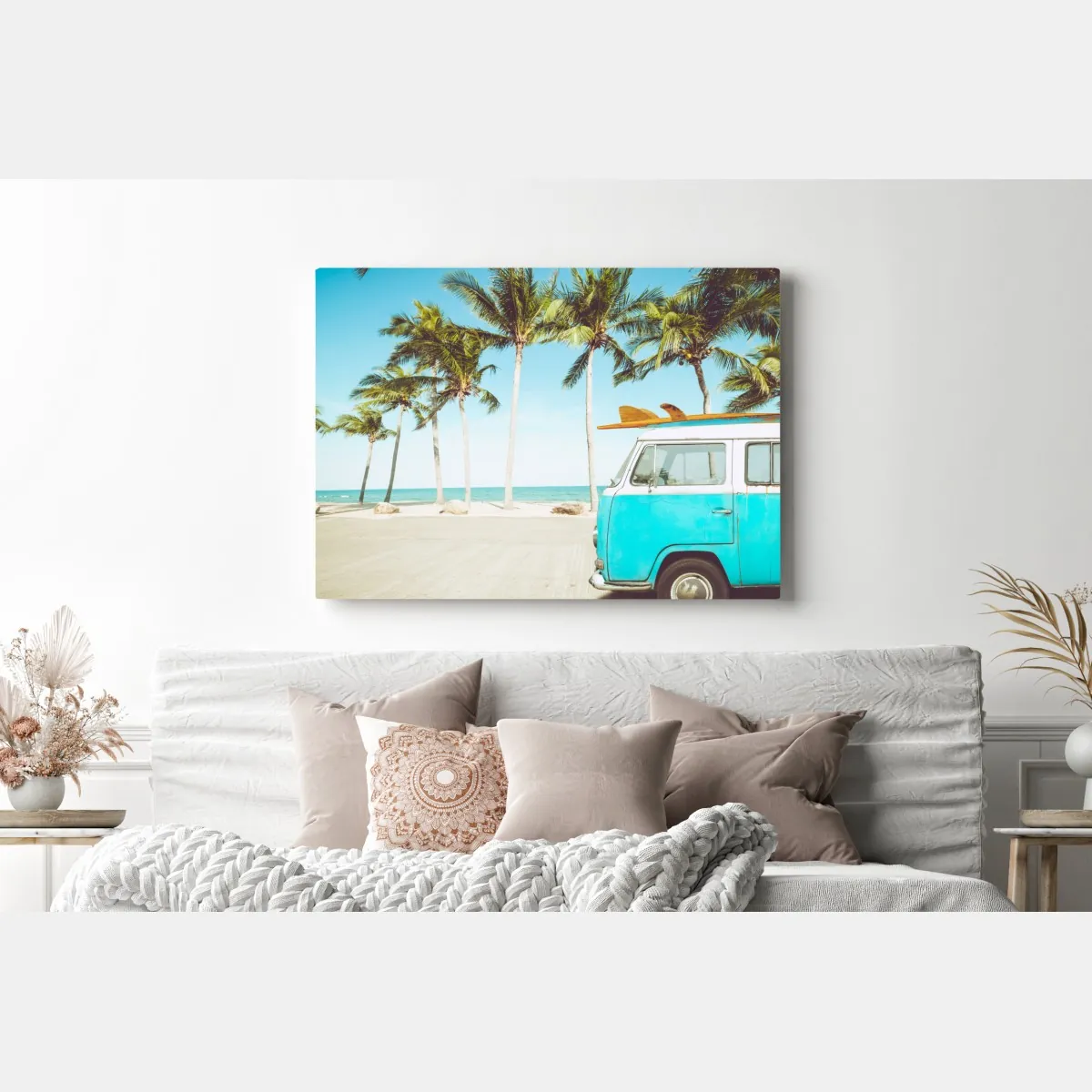 Obraz na płótnie stary furgon z deską surfingową na tropikalnej plaży – Wallissimo® Obraz na płótnie stary furgon z deską surfingową na tropikalnej plaży – Wallissimo®