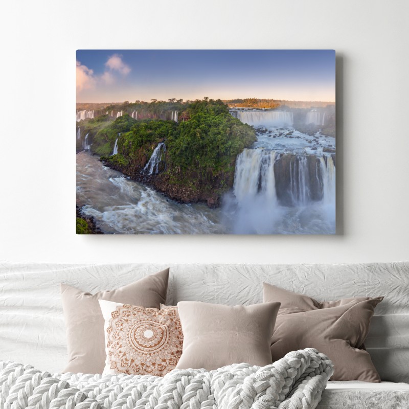 Obraz na płótnie mglista panorama wodospadów w bujnym lesie – Wallissimo® Obraz na płótnie mglista panorama wodospadów w bujnym lesie – Wallissimo®