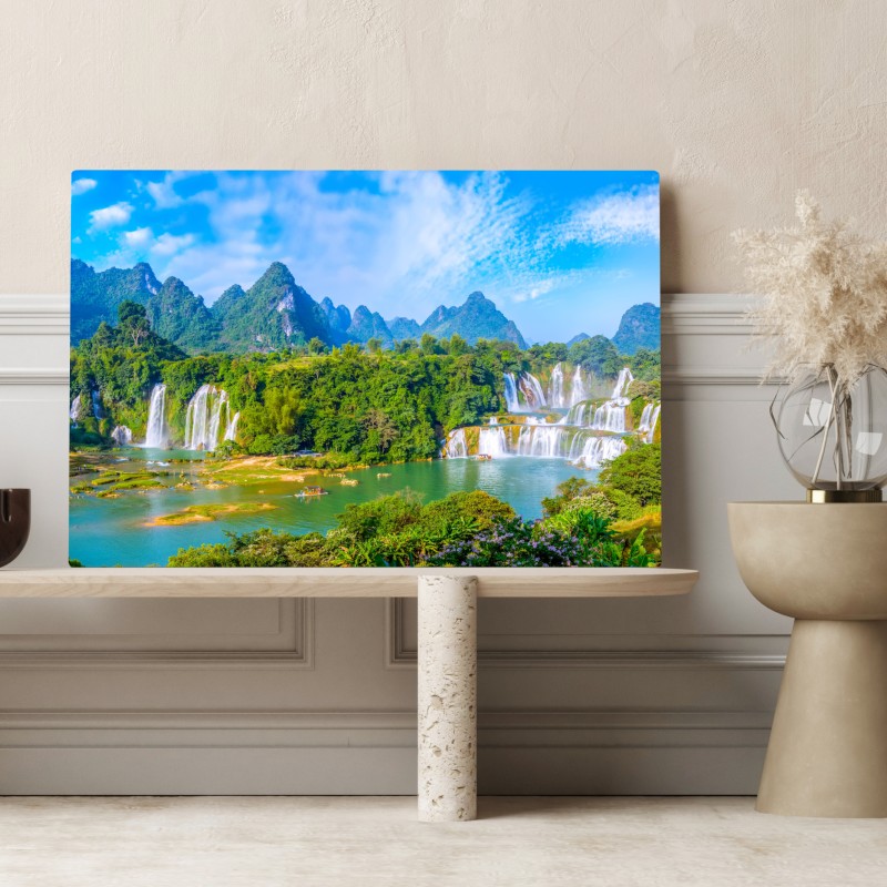 Obraz na płótnie bujna panorama wodospadu z wapiennymi górami – Wallissimo® Obraz na płótnie bujna panorama wodospadu z wapiennymi górami – Wallissimo®