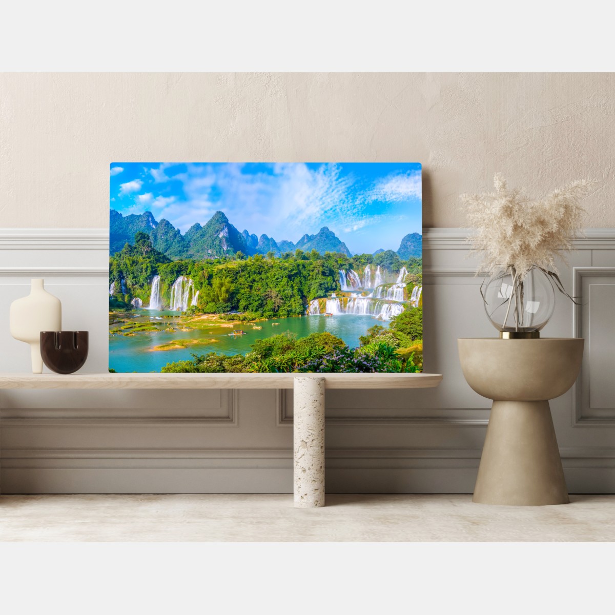 Obraz na płótnie bujna panorama wodospadu z wapiennymi górami – Wallissimo® Obraz na płótnie bujna panorama wodospadu z wapiennymi górami – Wallissimo®