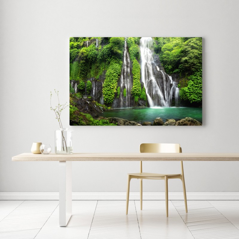 Obraz na płótnie spokojny wodospad w szmaragdowym lesie – Wallissimo® Obraz na płótnie spokojny wodospad w szmaragdowym lesie – Wallissimo®