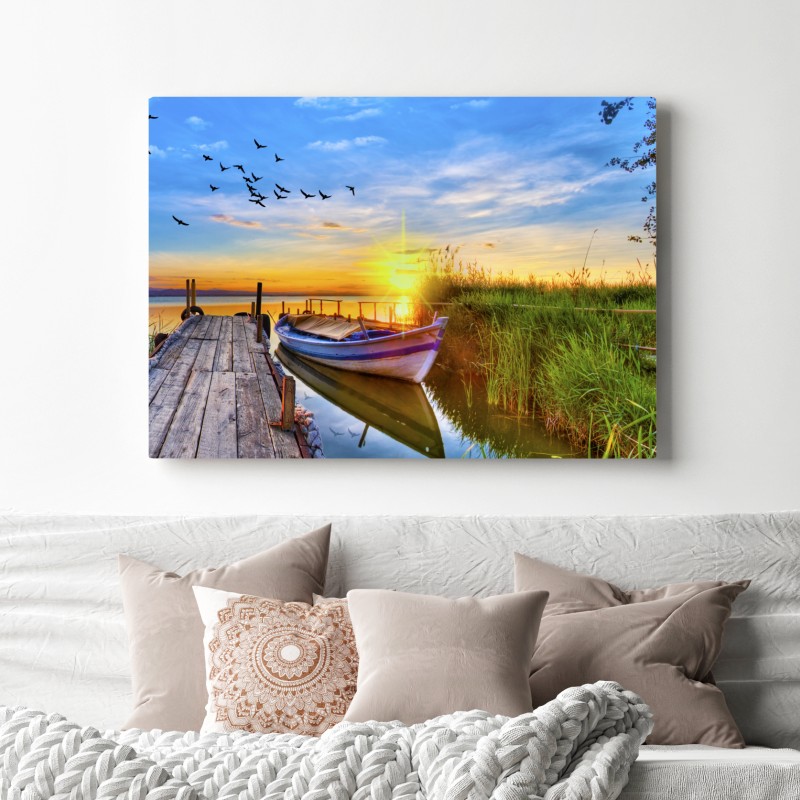 Obraz na płótnie zachód słońca nad jeziorem z łodzią przy pomoście – Wallissimo® Obraz na płótnie zachód słońca nad jeziorem z łodzią przy pomoście – Wallissimo®