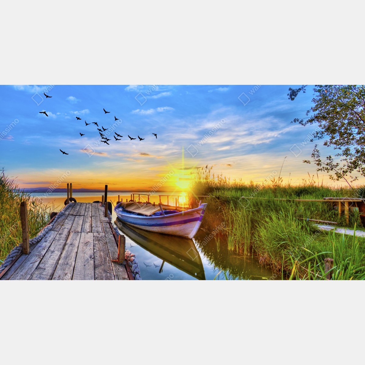 Obraz na płótnie zachód słońca nad jeziorem z łodzią przy pomoście – Wallissimo® Obraz na płótnie zachód słońca nad jeziorem z łodzią przy pomoście – Wallissimo®