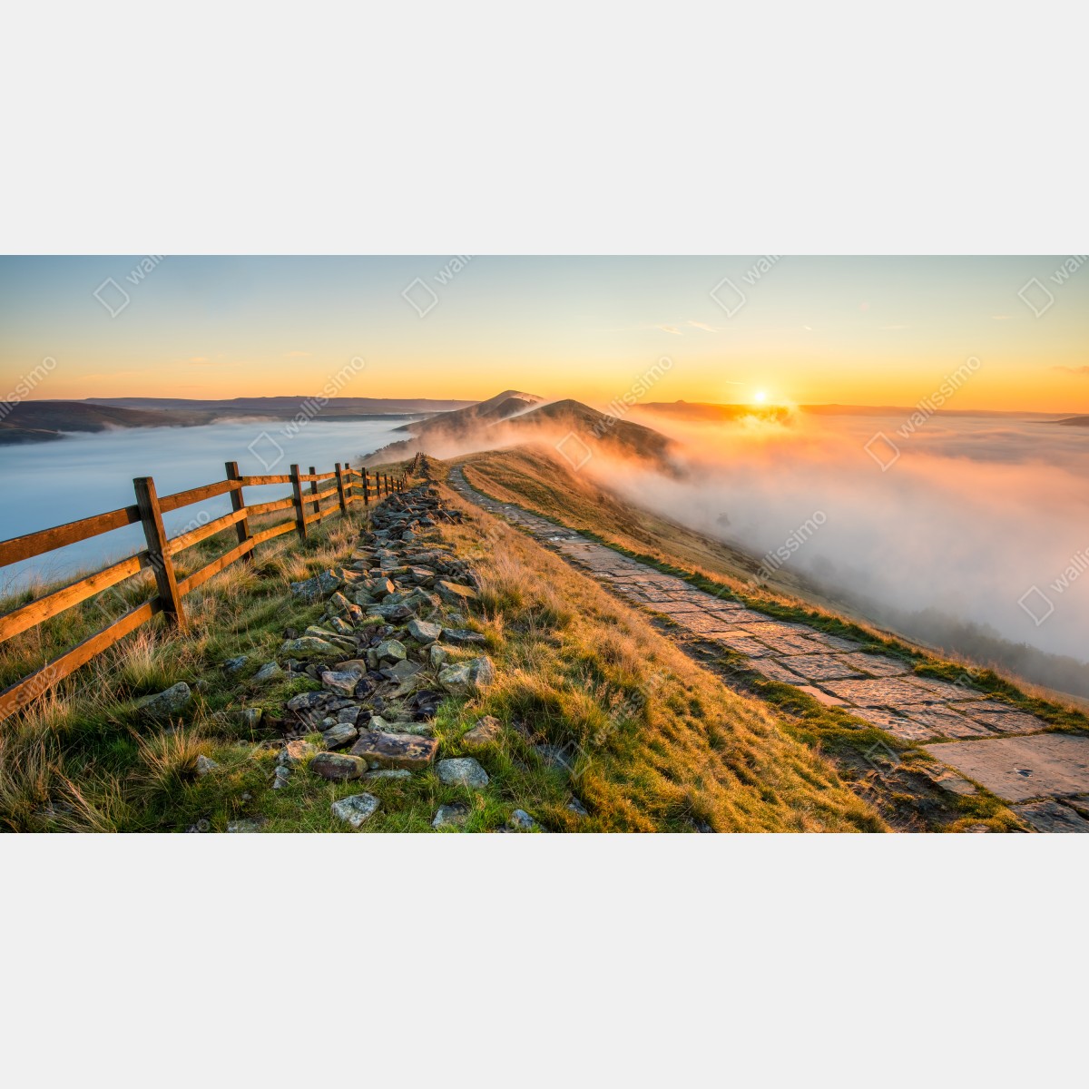 Obraz na płótnie wschód słońca nad mglistym grzbietem z kamienną ścieżką – Wallissimo® Obraz na płótnie wschód słońca nad mglistym grzbietem z kamienną ścieżką – Wallissimo®