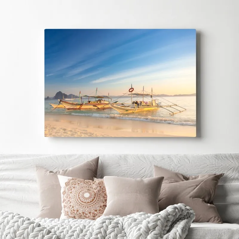 Obraz na płótnie tropikalna plaża o zachodzie słońca z łodziami – Wallissimo® Obraz na płótnie tropikalna plaża o zachodzie słońca z łodziami – Wallissimo®