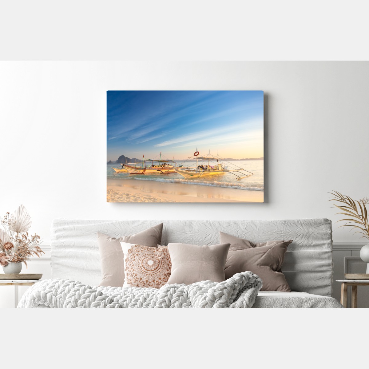 Obraz na płótnie tropikalna plaża o zachodzie słońca z łodziami – Wallissimo® Obraz na płótnie tropikalna plaża o zachodzie słońca z łodziami – Wallissimo®