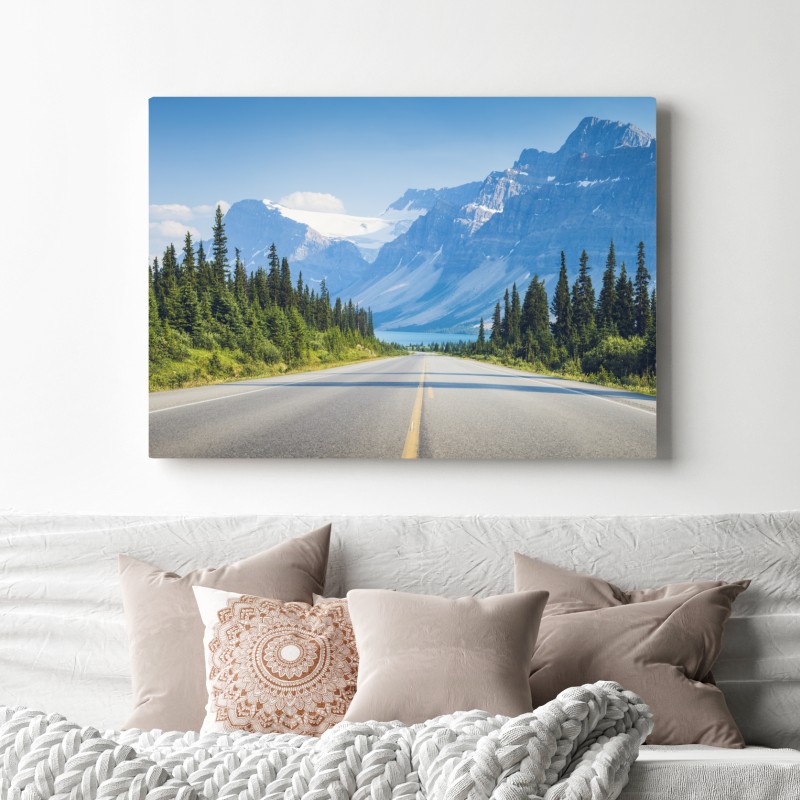 Obraz na płótnie droga przez las iglasty do gór i lodowcowego jeziora – Wallissimo® Obraz na płótnie droga przez las iglasty do gór i lodowcowego jeziora – Wallissimo®