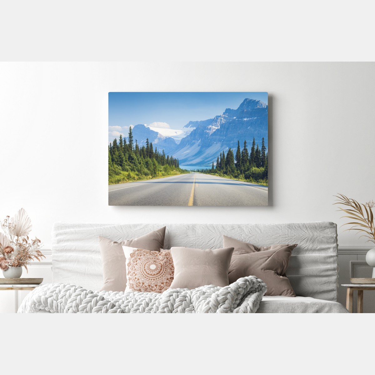 Obraz na płótnie droga przez las iglasty do gór i lodowcowego jeziora – Wallissimo® Obraz na płótnie droga przez las iglasty do gór i lodowcowego jeziora – Wallissimo®