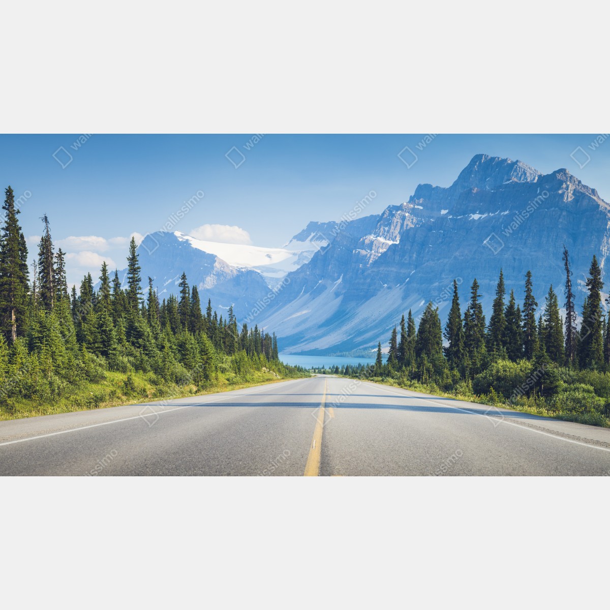 Obraz na płótnie droga przez las iglasty do gór i lodowcowego jeziora – Wallissimo® Obraz na płótnie droga przez las iglasty do gór i lodowcowego jeziora – Wallissimo®