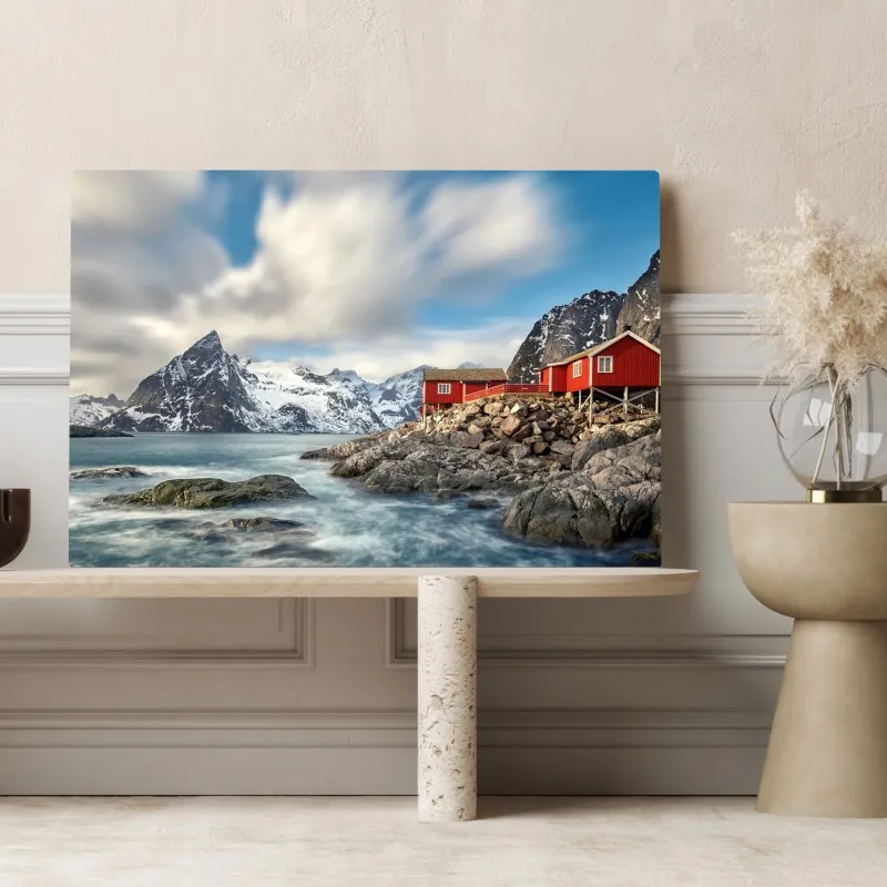 Obraz na płótnie czerwone domki rybackie przy zaśnieżonych górach – Wallissimo® Obraz na płótnie czerwone domki rybackie przy zaśnieżonych górach – Wallissimo®