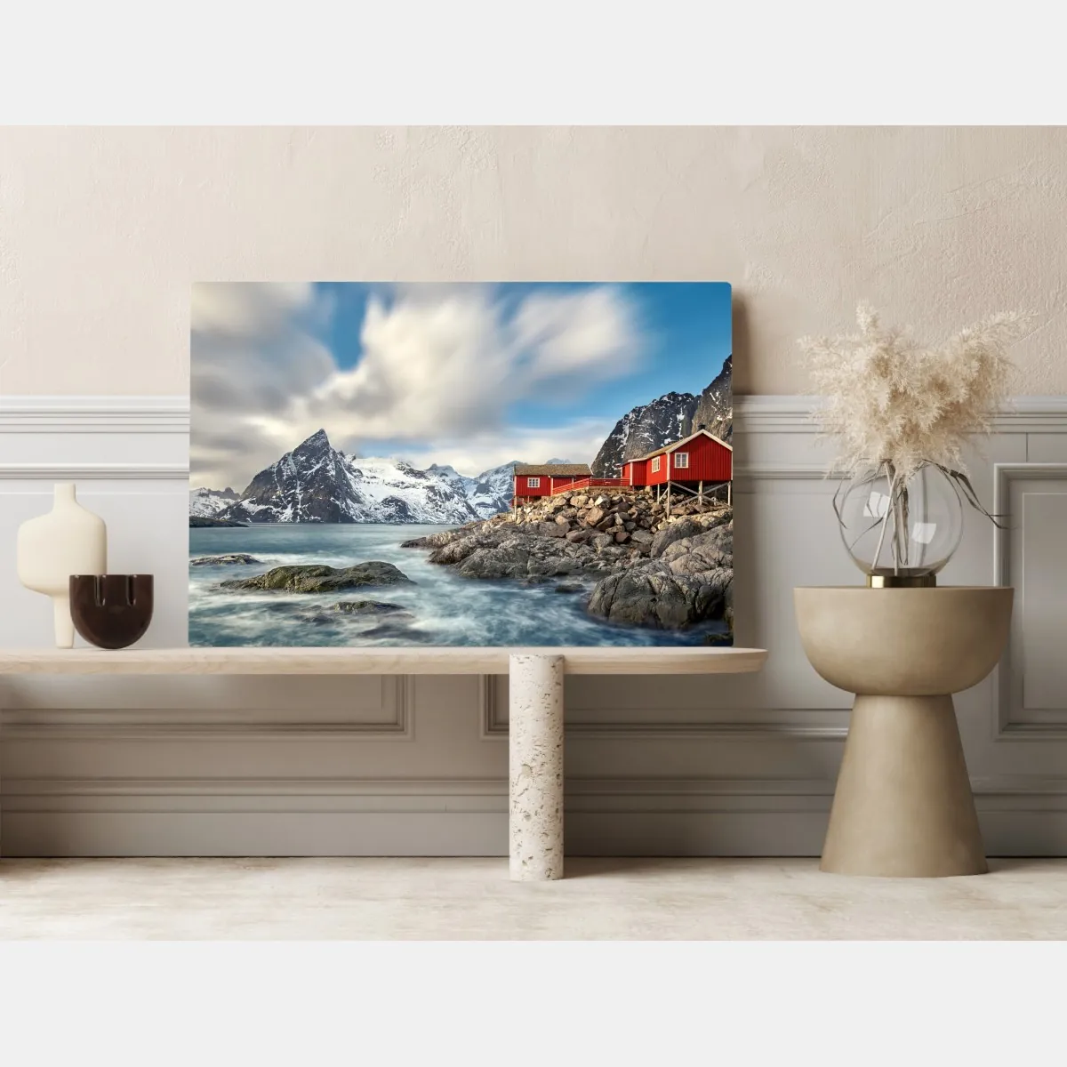 Obraz na płótnie czerwone domki rybackie przy zaśnieżonych górach – Wallissimo® Obraz na płótnie czerwone domki rybackie przy zaśnieżonych górach – Wallissimo®