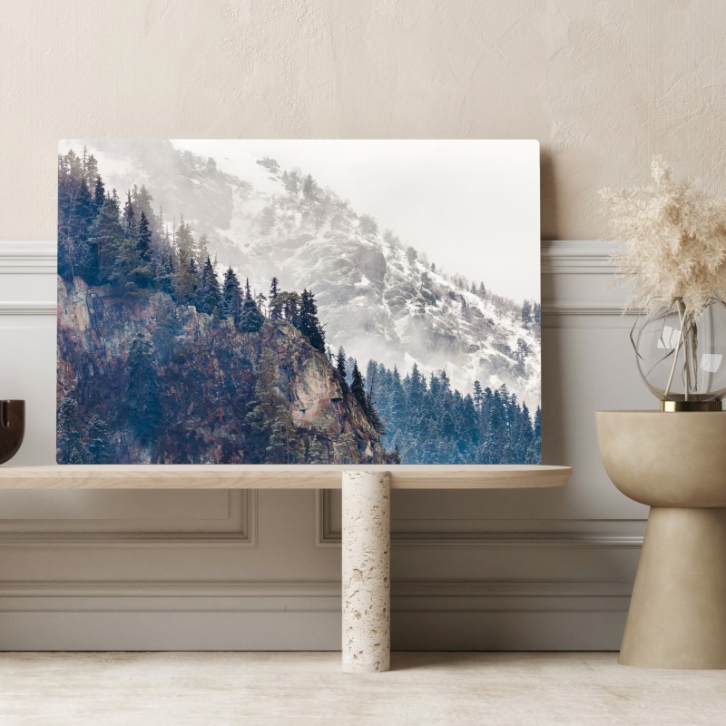 Obraz na płótnie mglista góra z urwiskiem i sosnowym lasem – Wallissimo® Obraz na płótnie mglista góra z urwiskiem i sosnowym lasem – Wallissimo®