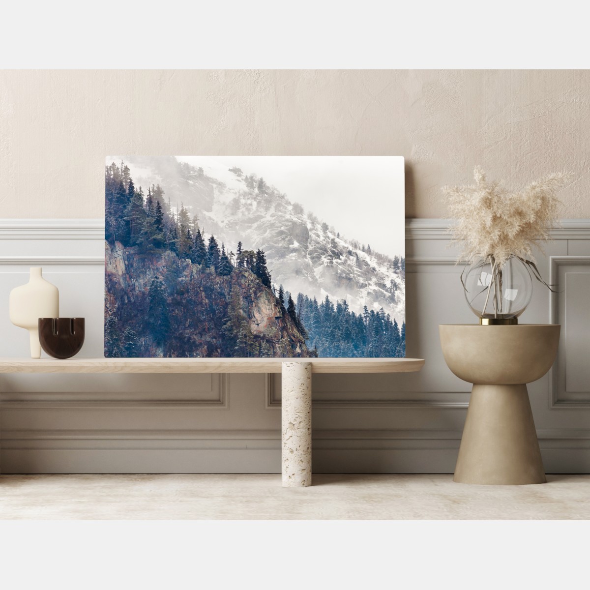 Obraz na płótnie mglista góra z urwiskiem i sosnowym lasem – Wallissimo® Obraz na płótnie mglista góra z urwiskiem i sosnowym lasem – Wallissimo®