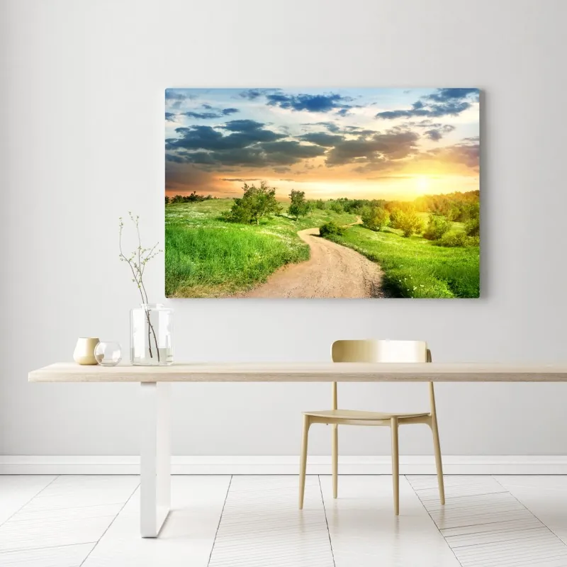 Obraz na płótnie zachód słońca nad polną drogą w zielonej łące – Wallissimo® Obraz na płótnie zachód słońca nad polną drogą w zielonej łące – Wallissimo®
