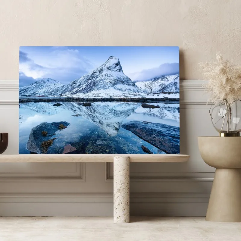 Obraz na płótnie śnieżny szczyt odbity w wodzie, Norwegia – Wallissimo® Obraz na płótnie śnieżny szczyt odbity w wodzie, Norwegia – Wallissimo®