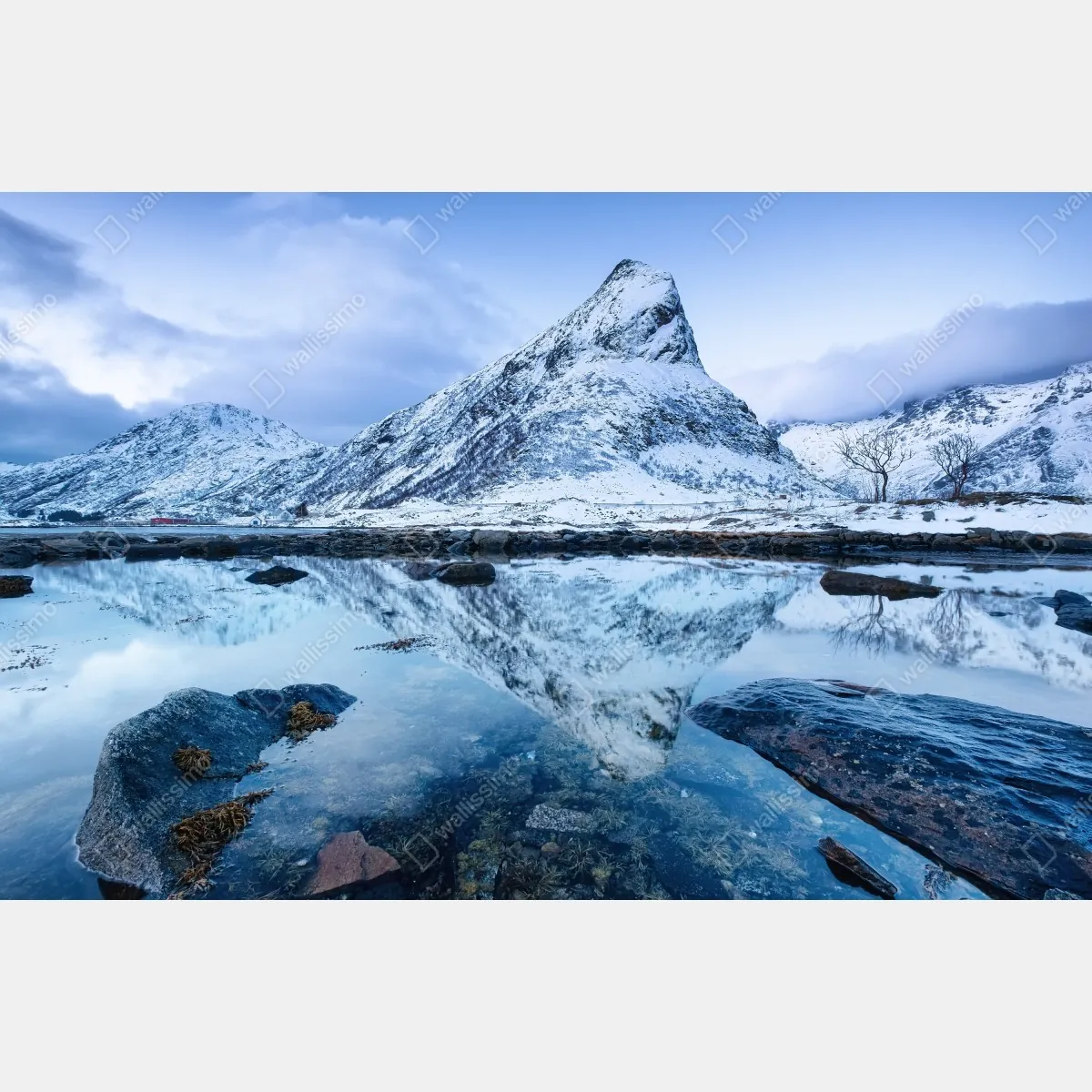 Obraz na płótnie śnieżny szczyt odbity w wodzie, Norwegia – Wallissimo® Obraz na płótnie śnieżny szczyt odbity w wodzie, Norwegia – Wallissimo®