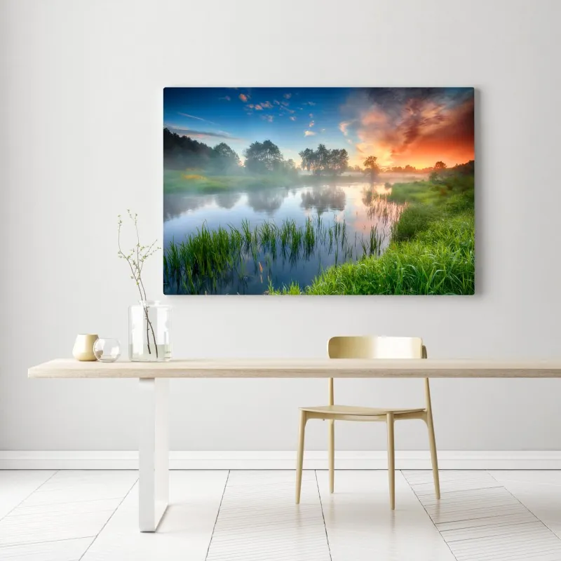 Obraz na płótnie mglista rzeka o wschodzie słońca nad zielonymi brzegami – Wallissimo® Obraz na płótnie mglista rzeka o wschodzie słońca nad zielonymi brzegami – Wallissimo®