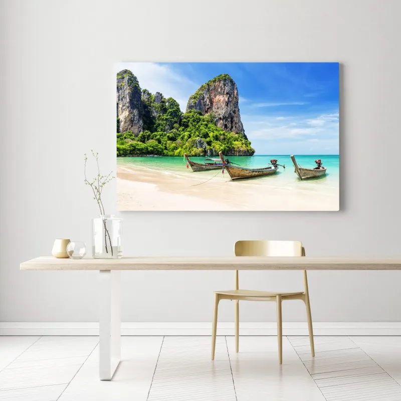 Obraz na płótnie spokojne łodzie longtail na plaży Railay, Tajlandia – Wallissimo® Obraz na płótnie spokojne łodzie longtail na plaży Railay, Tajlandia – Wallissimo®