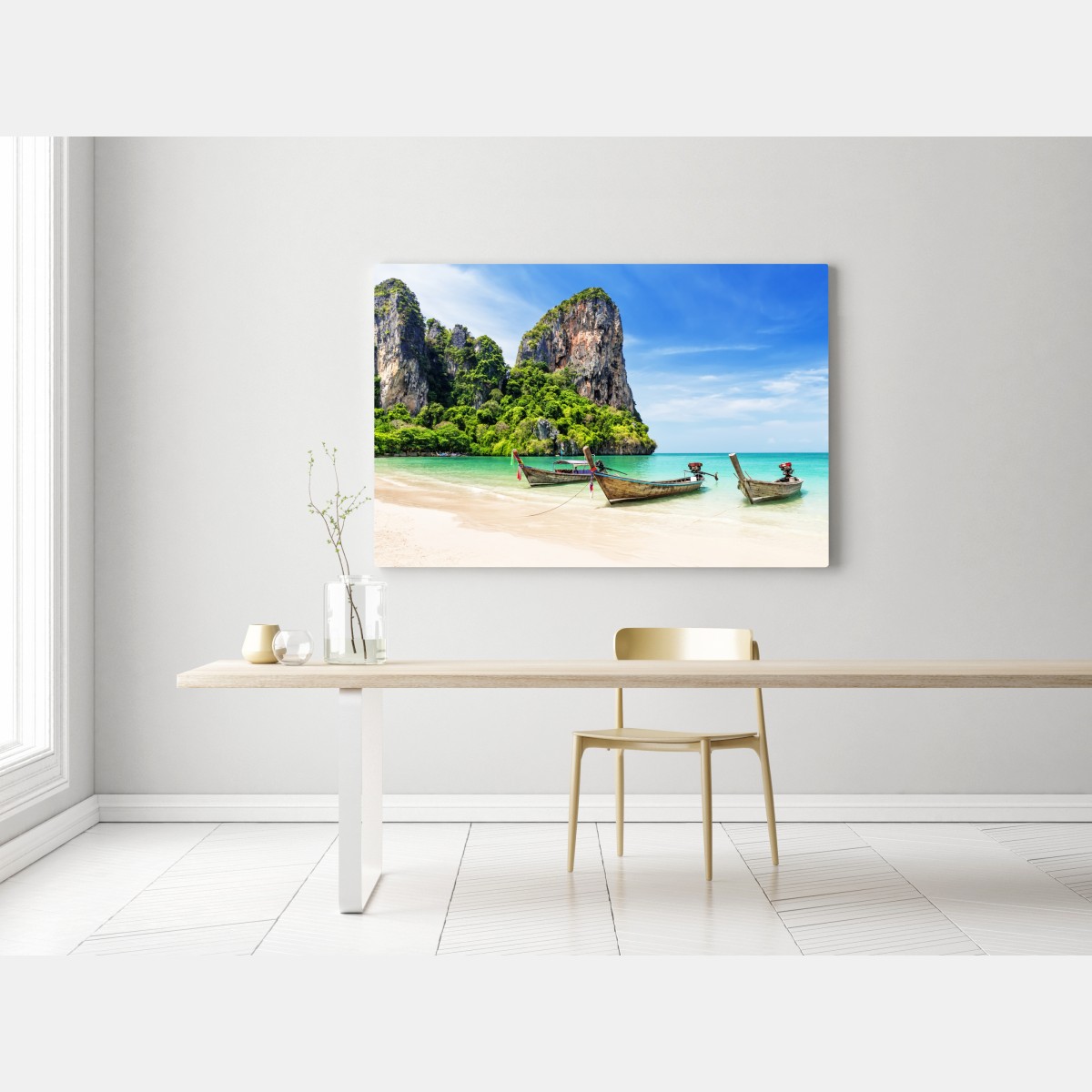 Obraz na płótnie spokojne łodzie longtail na plaży Railay, Tajlandia – Wallissimo® Obraz na płótnie spokojne łodzie longtail na plaży Railay, Tajlandia – Wallissimo®